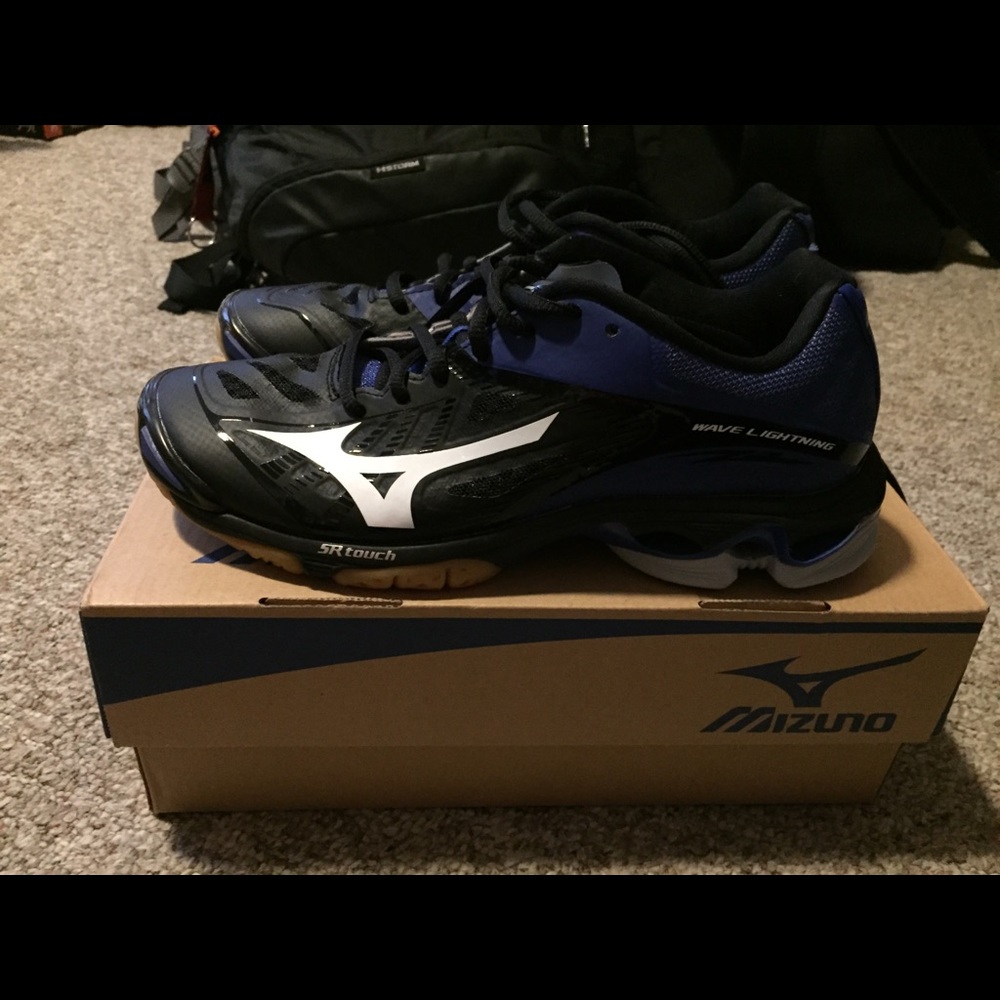 Mizuno Wave Lightning Z2 Volleyball Shoes